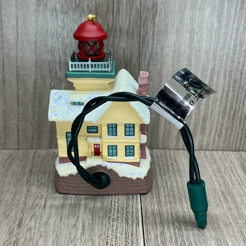 2004 Hallmark Keepsake Lighthouse Greetings Magic Collector's Series Ornament - Picture 5 of 10